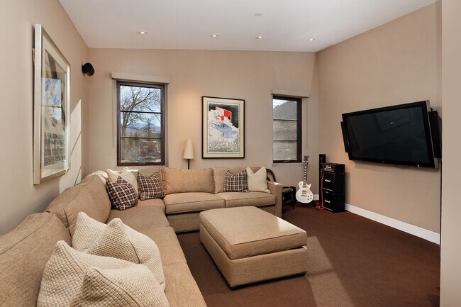 Foto del edificio - 301 Liberty Ln