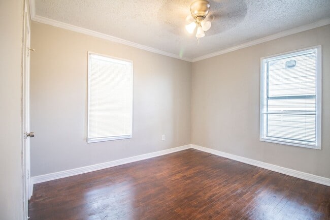 Building Photo - Updated 3/1 in Central Lubbock!!