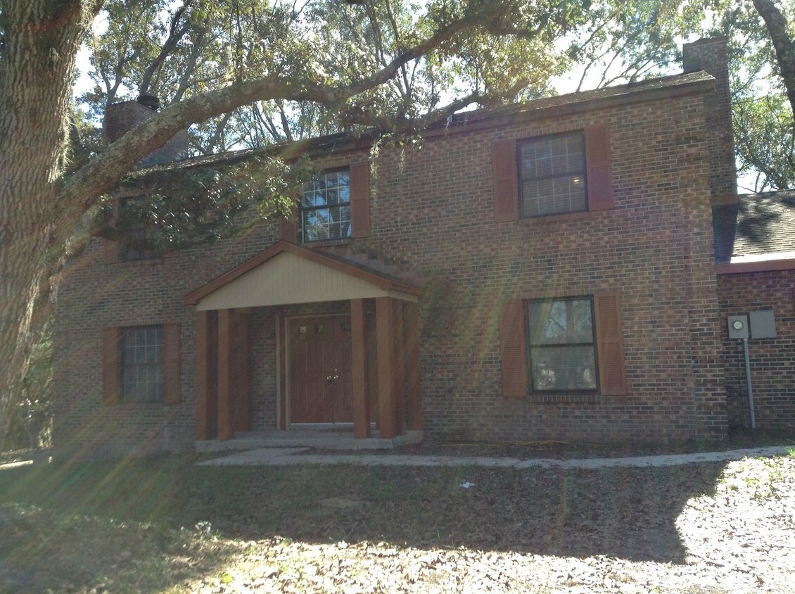 Primary Photo - 4 br, 3.5 bath House - 109 W CHAPMAN ROAD