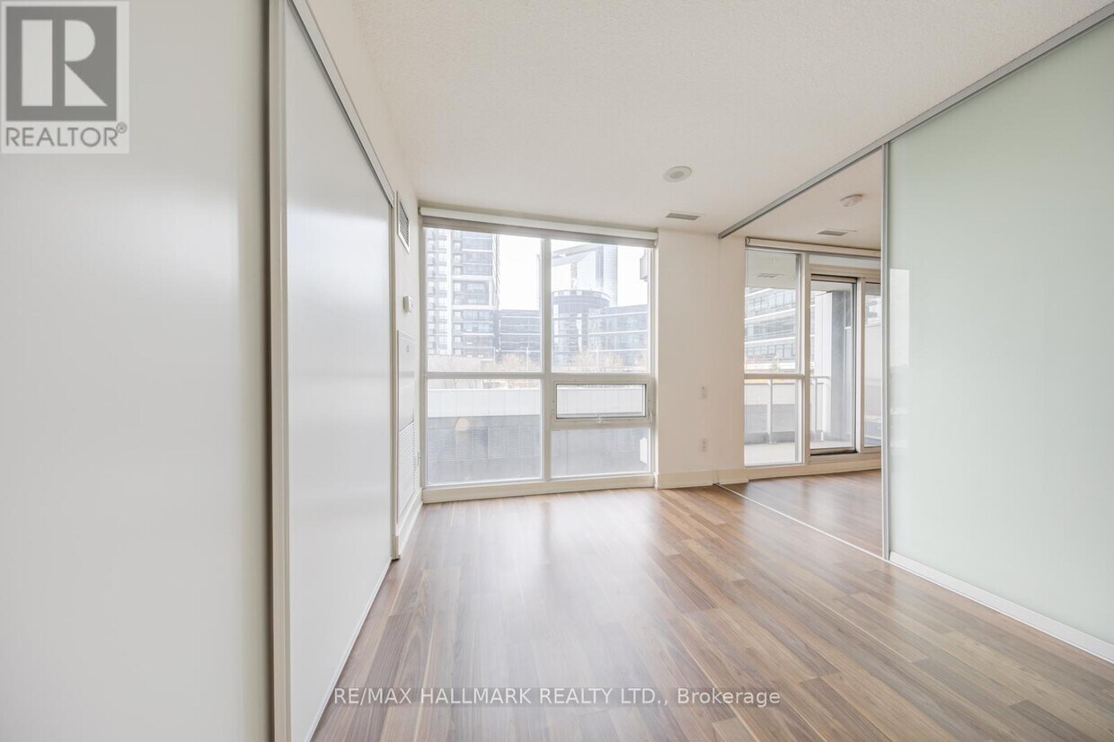 Photo principale - 23 Sheppard Ave E