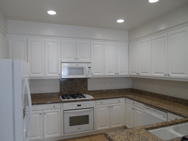 Building Photo - Nice 3 Bedroom Condo