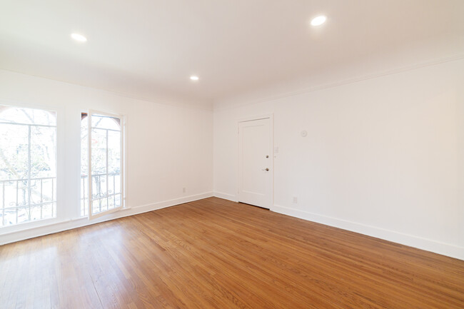 Foto del edificio - A Grand, Light-Filled 1-Bedroom with Bonus...