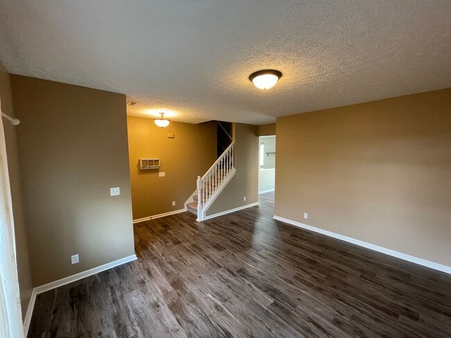 Building Photo - Updated 3 Bedroom House W/ Loft Area!