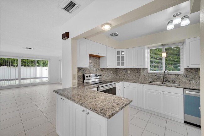 Foto del edificio - 4454 W Tradewinds Ave