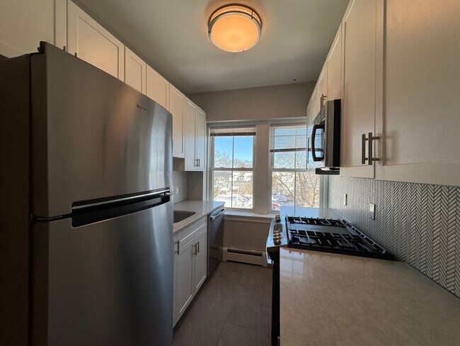 Building Photo - 8/1 - No Fee! Renovated 1BR near Salem State, beaches