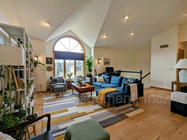 Foto del edificio - 2533 Montana Ave E