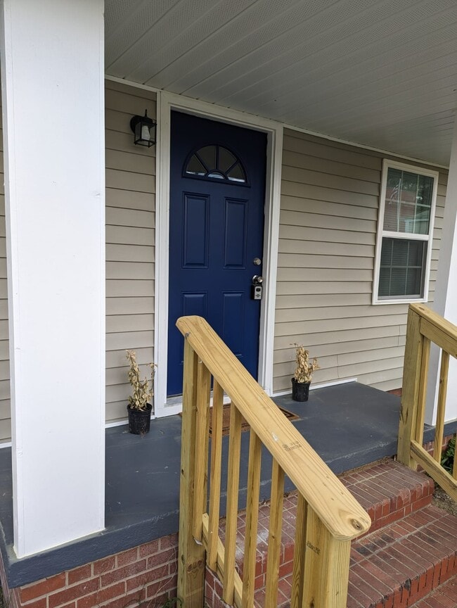 Building Photo - 404 Trinity Dr
