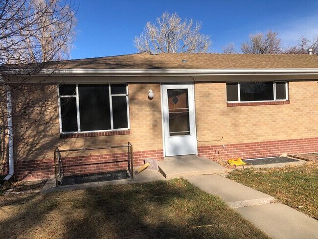 Building Photo - 4 Bed & 2 Bath in Lakewood