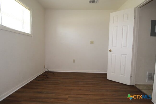 Building Photo - 203 W Bobwhite Ln