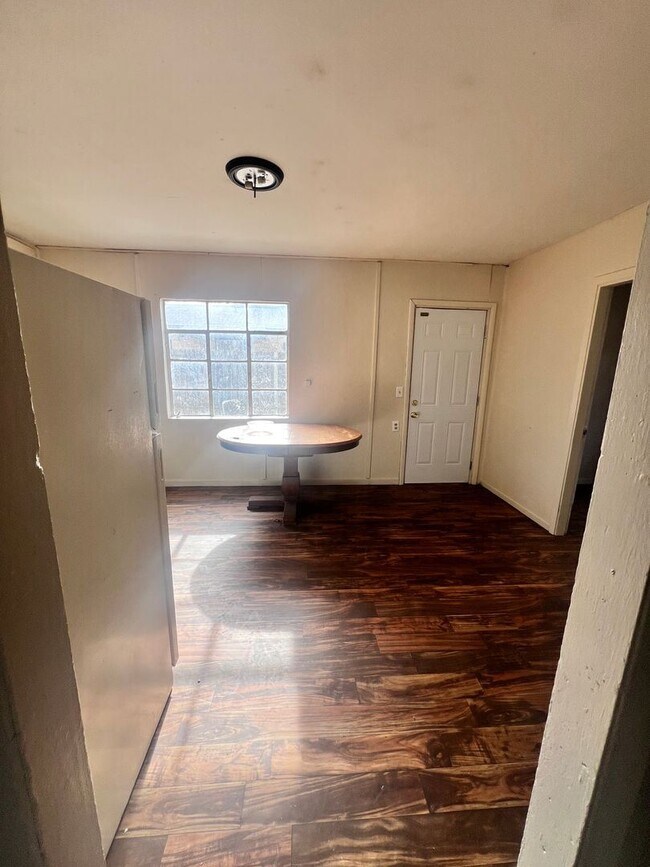 Building Photo - 3 br, 1 bath House - 424 E 4th St (777)