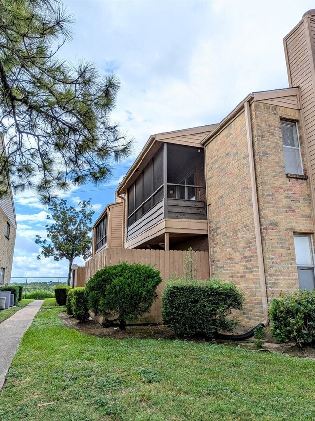 Building Photo - 10555 Turtlewood Ct