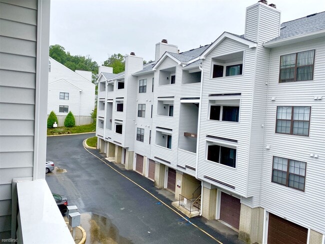 Building Photo - 1649 Carriage House Terrace