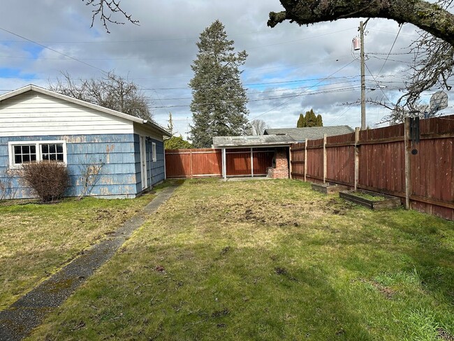 Building Photo - North Tacoma 2 Bedroom with Garage and out...