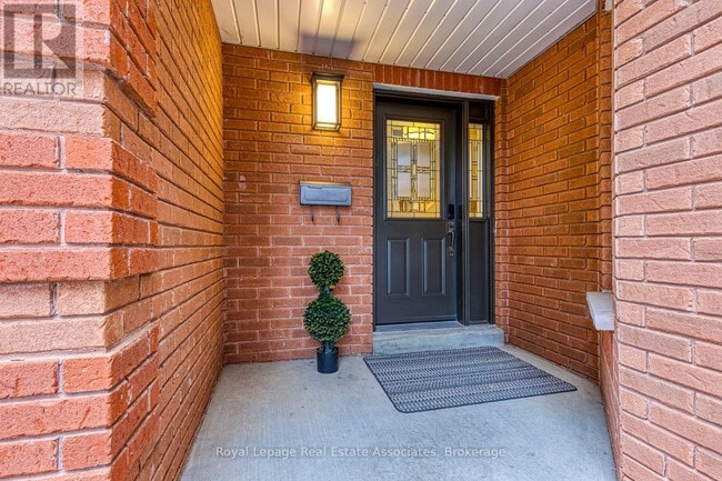 Building Photo - 1735 The Collegeway