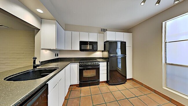 Foto del edificio - 2875 N Tucson Blvd
