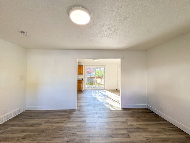 Building Photo - 1340 E Navajo Dr