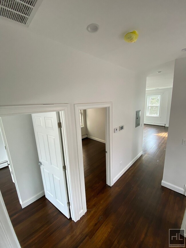 Building Photo - Beautiful 3 BD @ Richmond Road / Staten Is...