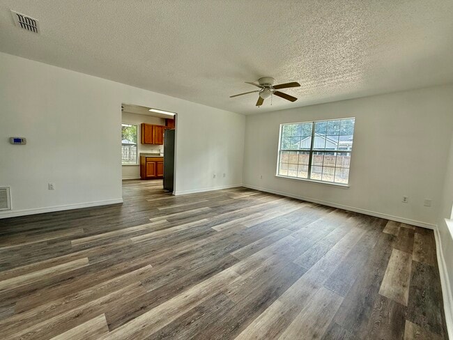 Foto del edificio - 3042 Tiffany Ln