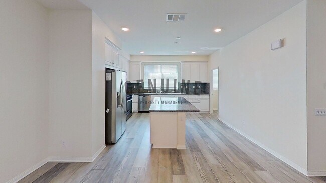 Foto del edificio - Beautiful Tri-Level 3Bd 2.5Ba Townhome in ...