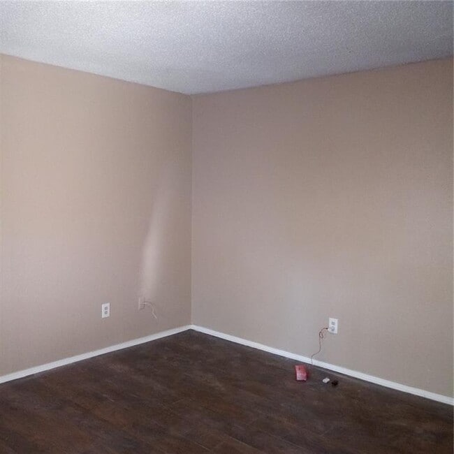 Building Photo - 210 N Vanderveer St