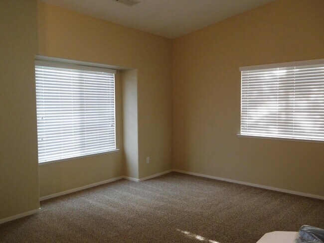 Building Photo - 983 Boxwood Ln