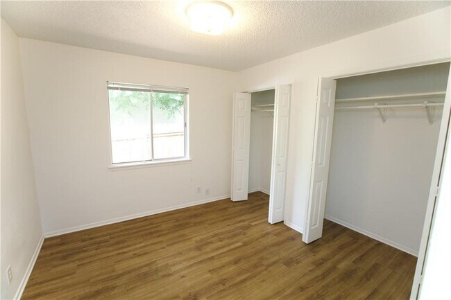 Foto del edificio - 8002 Sonnet Ave