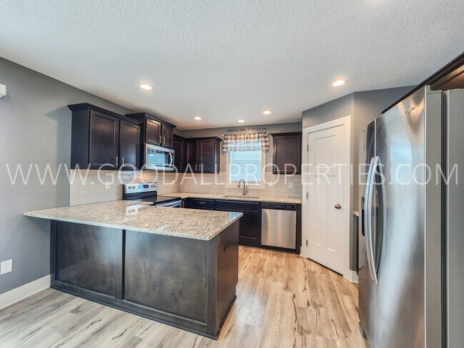 Foto del edificio - A Must See 4 Bedroom 3.5 Baths in Norwalk with a 3 Car Garage!!!