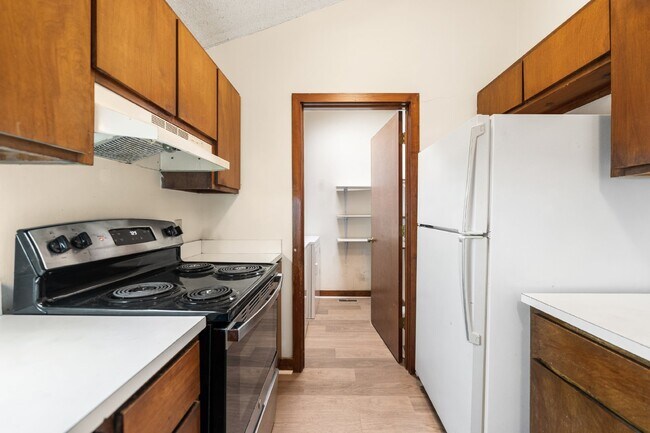 Building Photo - Chapel Hill 2 Bedroom with Fenced Yard - R...