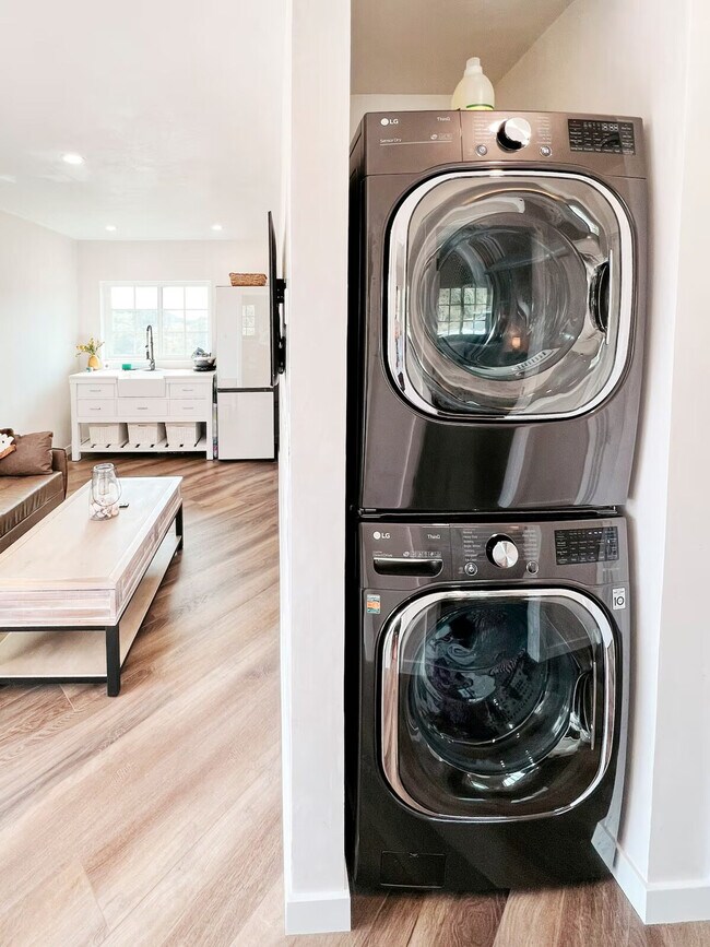 Foto del edificio - 898 Veronica Springs Rd