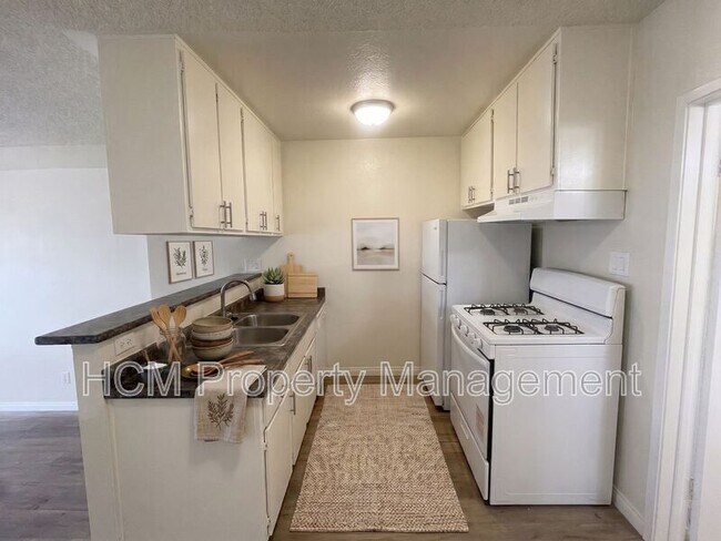 Foto del edificio - 8240 Whitsett Ave