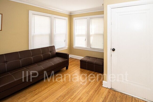 Building Photo - 3BR 1BA (side by side) Duplex in Shaker He...