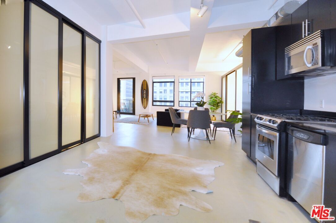 Foto principal - 849 S Broadway