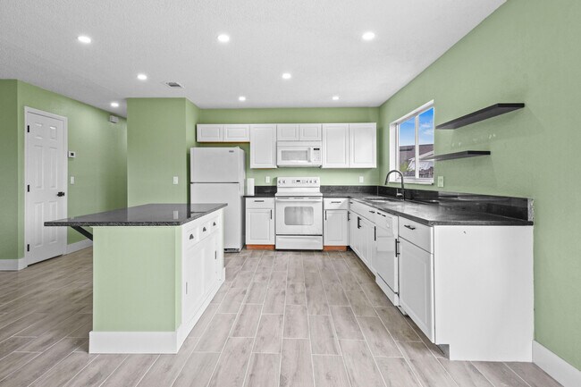 Building Photo - 2079 SE Triumph Rd