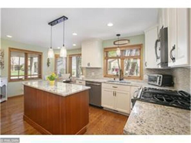 Building Photo - 1110 Hollybrook Dr