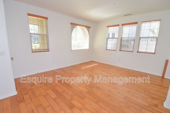 Foto del edificio - 3055 Nimes Ln