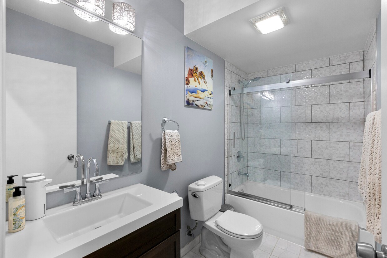 Primary Photo - 1754 W Division St