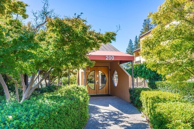 Building Photo - DOWNTOWN LIVING AT ITS FINEST! - 2 bedroom...