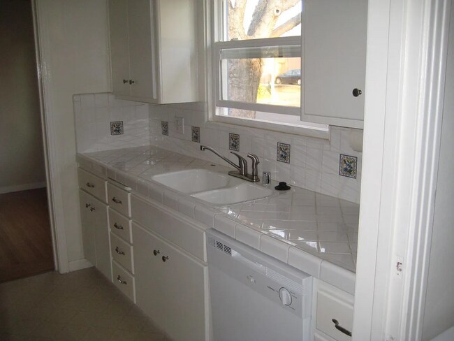 Foto del edificio - 734-736 McClatchy Way