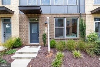Building Photo - 5056 Oakmoore Dr