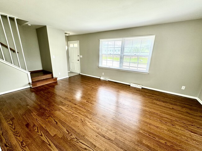 Sala de estar con pisos de madera recién restaurados - 8900-8916 W Howard Ave