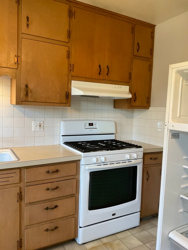 Gas stove - 1928 S 14th St