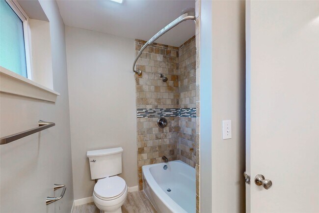 Building Photo - 5338 Creekbend Dr
