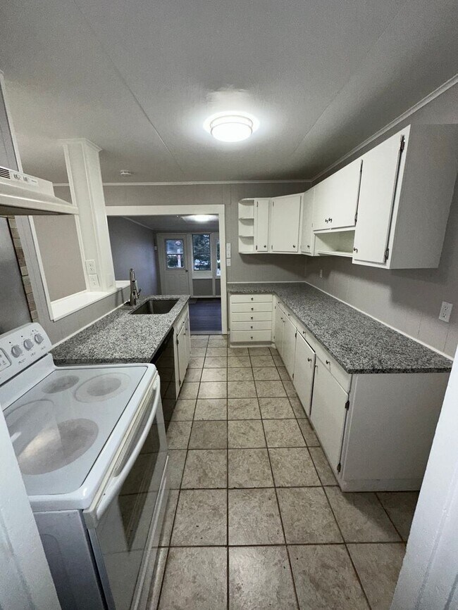 Building Photo - Charming 3 Bed 1 Bath Ranch House for Rent...