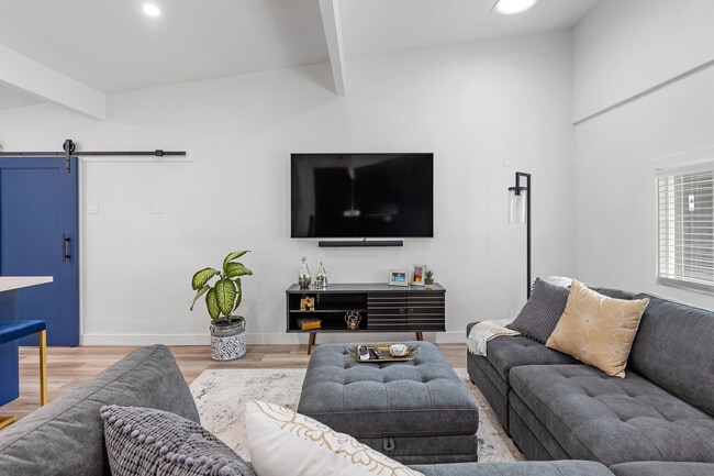 Building Photo - 2004 Marshallfield Ln