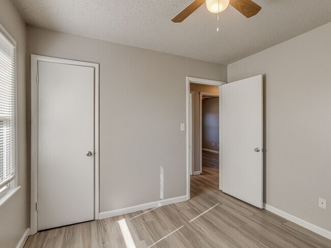 Foto del edificio - 1700 Hanna Dr