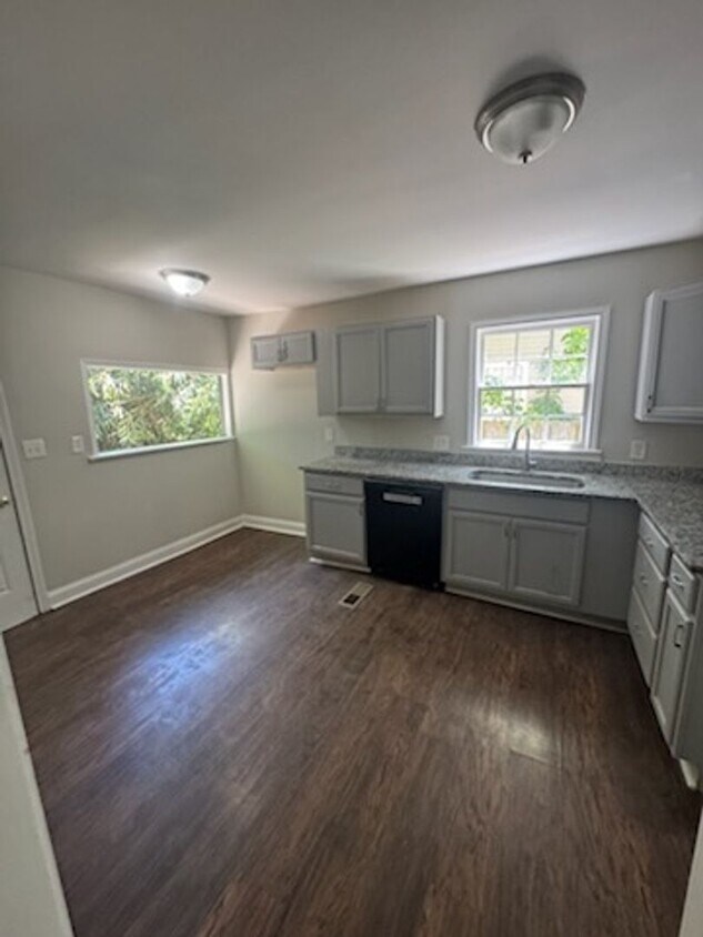 Foto principal - Spacious 3-Bedroom Home with 1-Car Garage