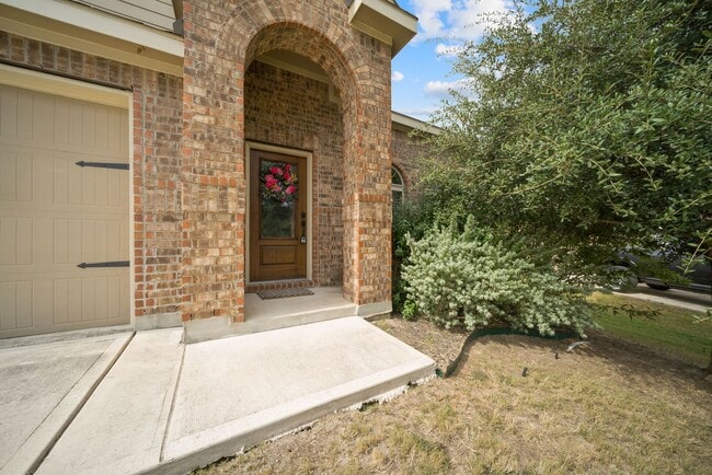 Building Photo - Charming Home Awaits: Spacious & Modern Li...