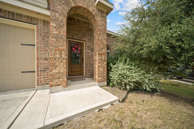 Foto del edificio - Charming Home Awaits: Spacious & Modern Li...