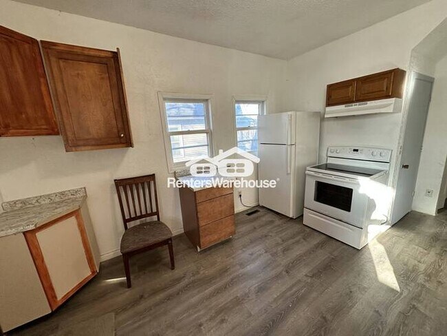 Building Photo - Available Now! - Large 5 bedroom, 3 bath home in Saint Paul!