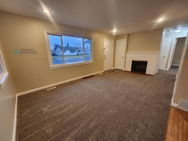 Building Photo - 1615 E Bismark Ave